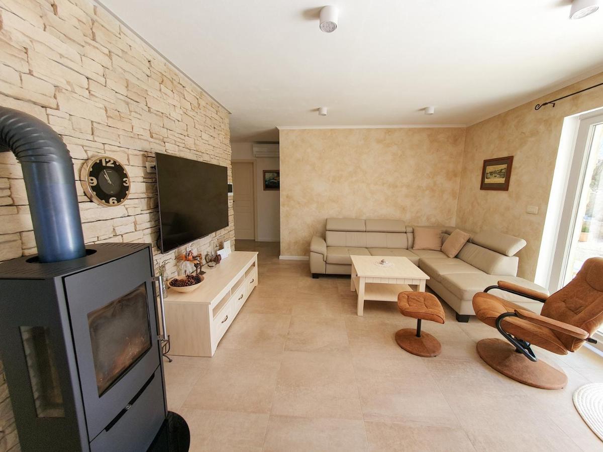 Villa Alara - Charming Villa With Heated Swimming Pool Milohnici Eksteriør billede