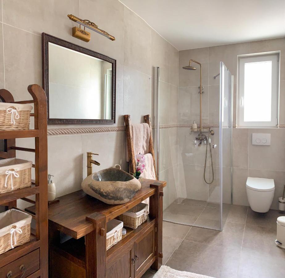 Villa Alara - Charming Villa With Heated Swimming Pool Milohnici Eksteriør billede