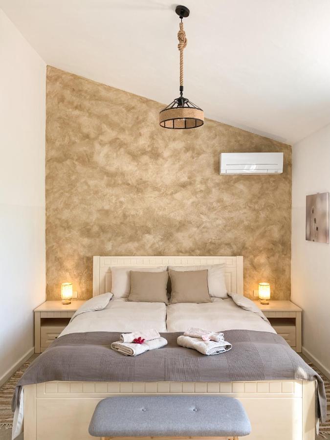 Villa Alara - Charming Villa With Heated Swimming Pool Milohnici Eksteriør billede
