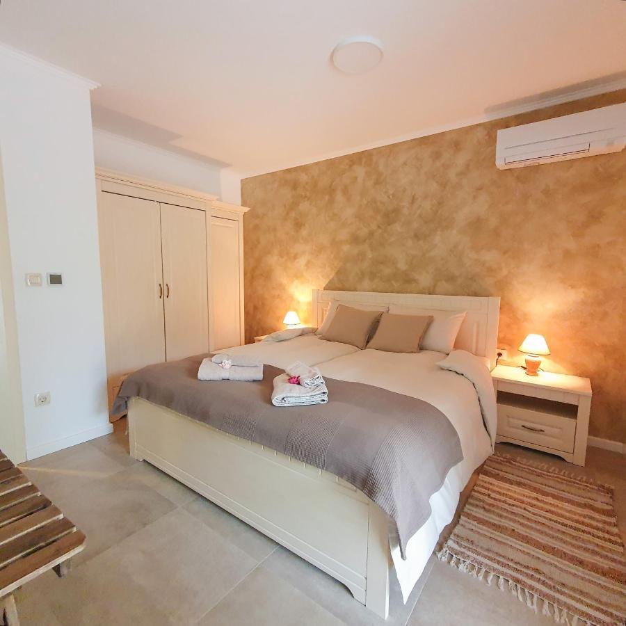 Villa Alara - Charming Villa With Heated Swimming Pool Milohnici Eksteriør billede
