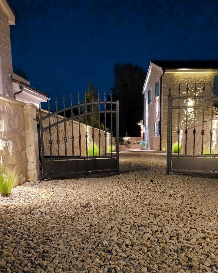 Villa Alara - Charming Villa With Heated Swimming Pool Milohnici Eksteriør billede